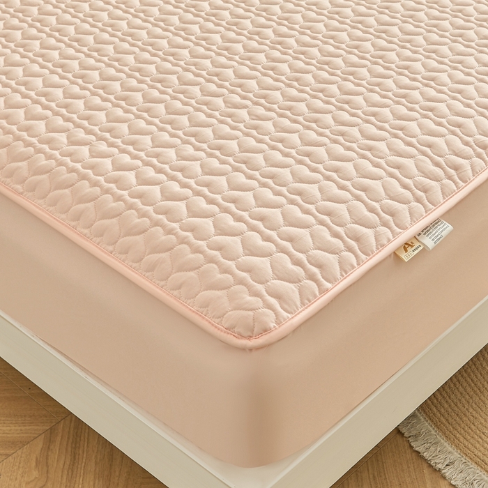 91家纺网 家纺一手货源 找家纺 邵依家纺 2026新款原棉防水床笠系列 爱心奶黄