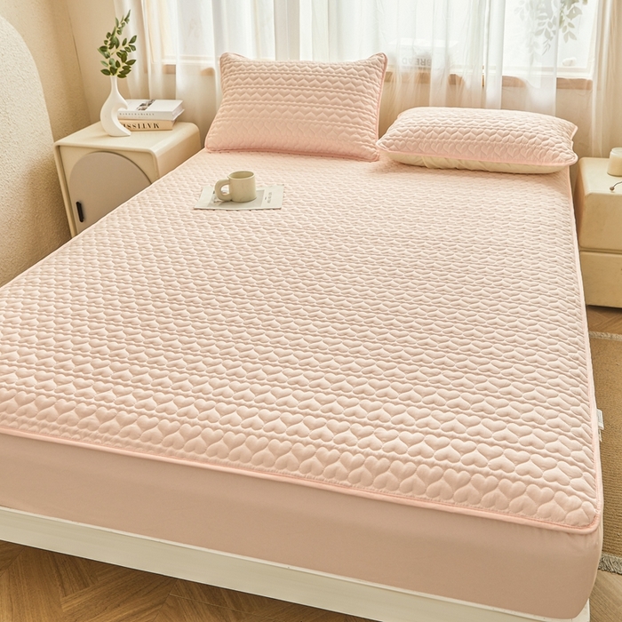 91家纺网 家纺一手货源 找家纺 邵依家纺 2026新款原棉防水床笠系列 爱心奶黄