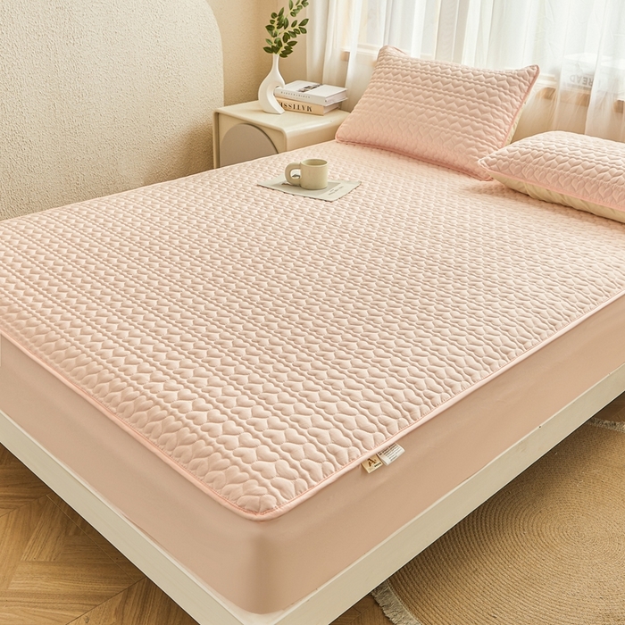 91家纺网 家纺一手货源 找家纺 邵依家纺 2026新款原棉防水床笠系列 爱心奶黄