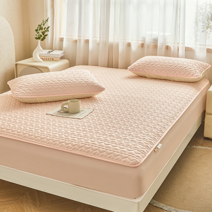 91家纺网 家纺一手货源 找家纺 邵依家纺 2026新款原棉防水床笠系列 爱心奶黄