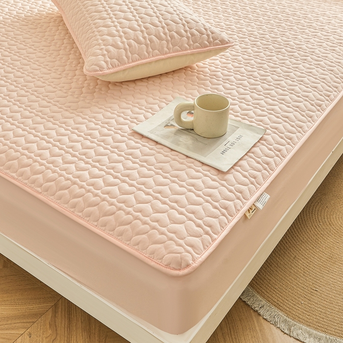 91家纺网 家纺一手货源 找家纺 邵依家纺 2026新款原棉防水床笠系列 爱心奶黄