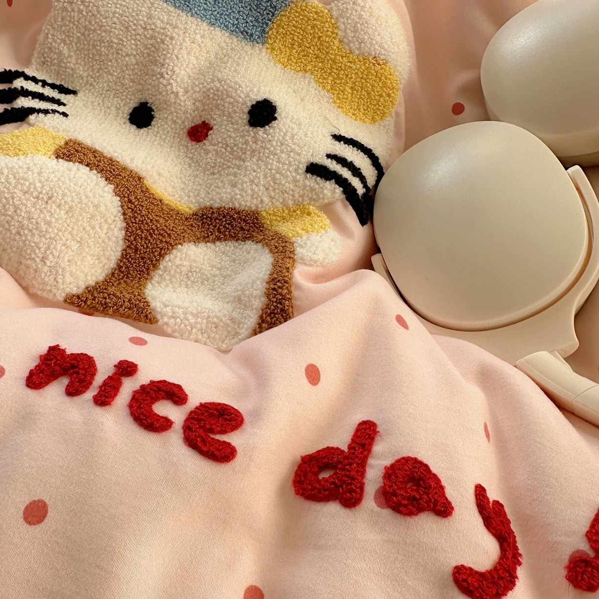 91家纺网 家纺一手货源 找家纺 贝扬思家纺 2026新款超软糯可爱系毛巾绣四件套系列 甜粉三小只