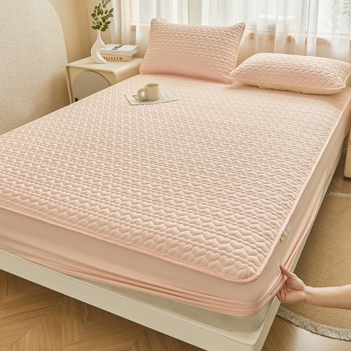 91家纺网 家纺一手货源 找家纺 邵依家纺 2026新款原棉防水床笠系列 爱心奶黄