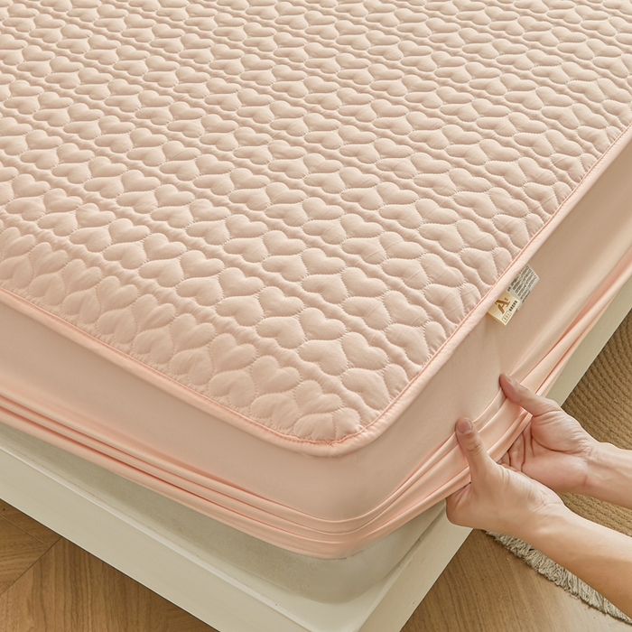 91家纺网 家纺一手货源 找家纺 邵依家纺 2026新款原棉防水床笠系列 爱心奶黄