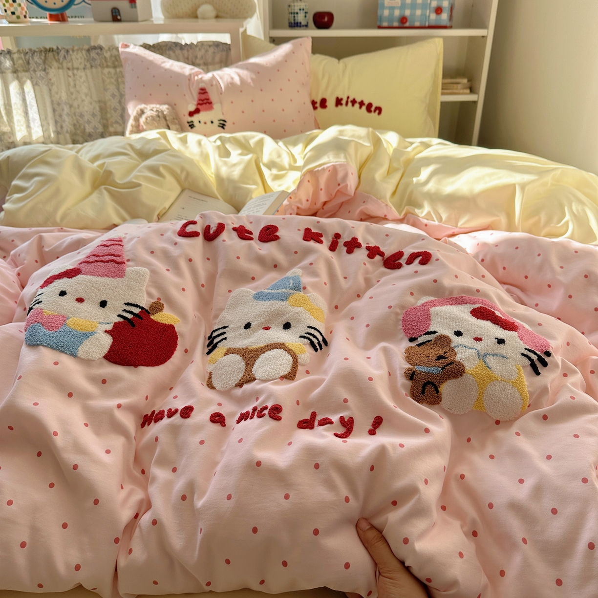 91家纺网 家纺一手货源 找家纺 贝扬思家纺 2026新款超软糯可爱系毛巾绣四件套系列 甜粉三小只