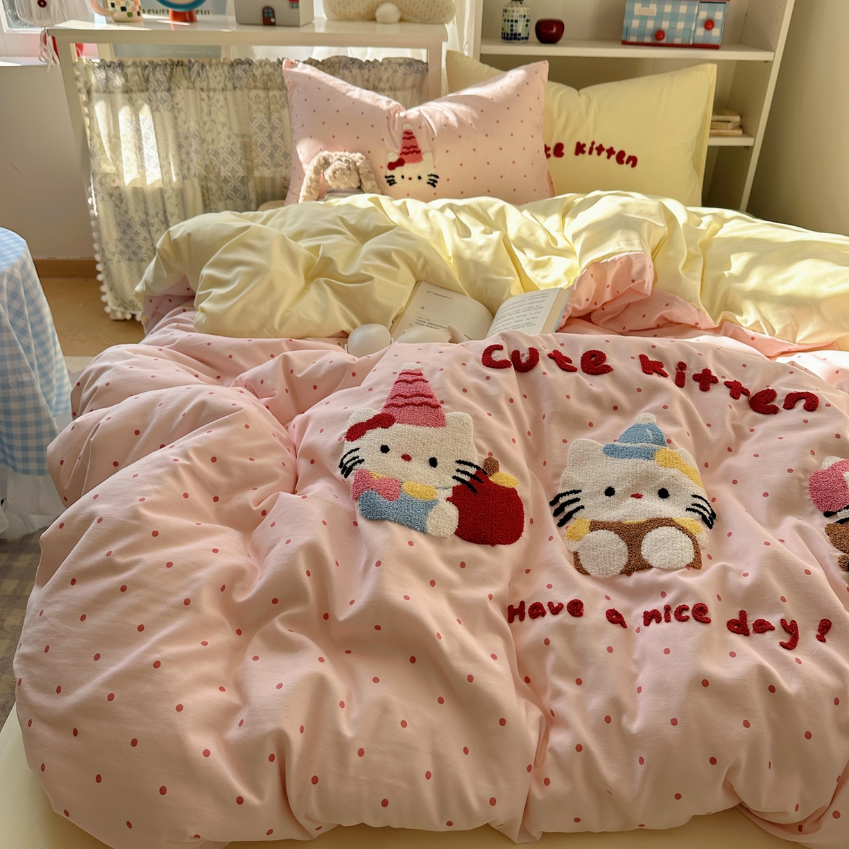 91家纺网 家纺一手货源 找家纺 贝扬思家纺 2026新款超软糯可爱系毛巾绣四件套系列 甜粉三小只