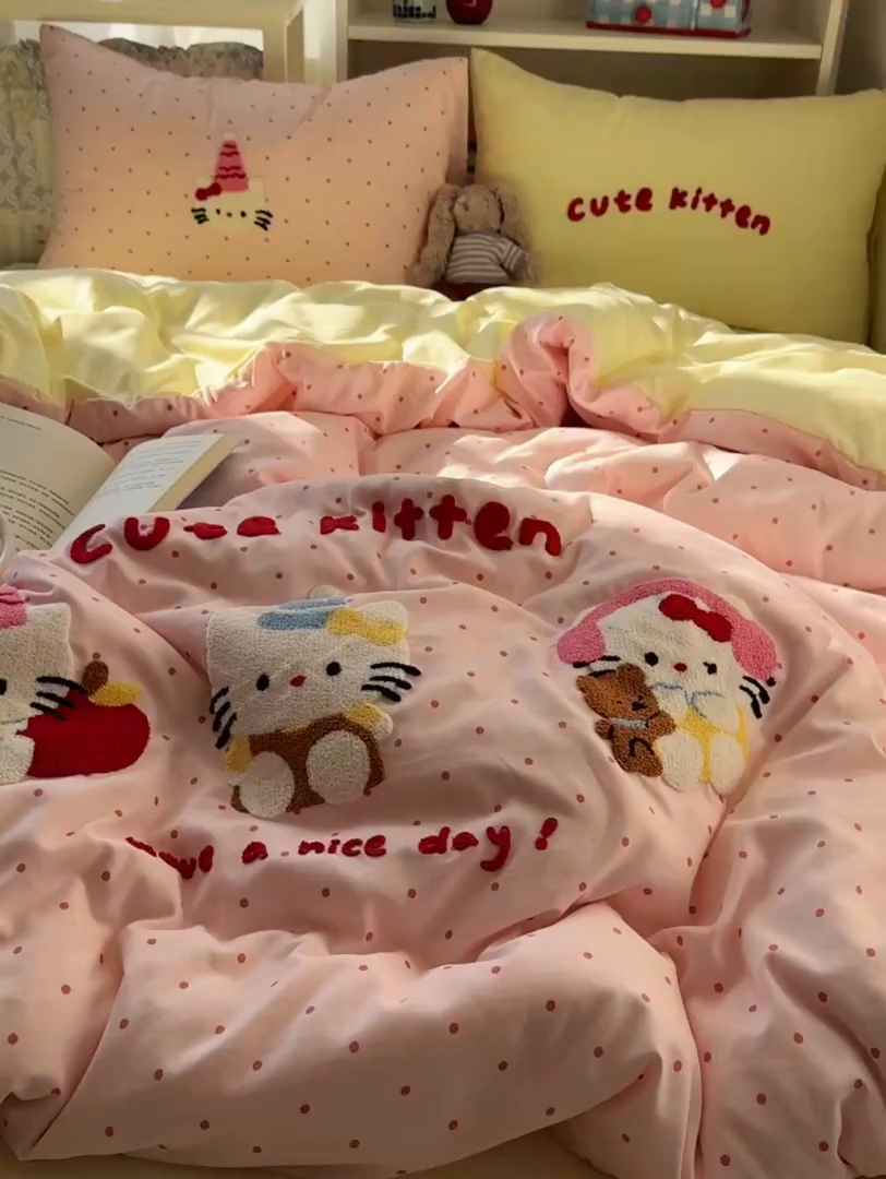 91家纺网 家纺一手货源 找家纺 贝扬思家纺 2026新款超软糯可爱系毛巾绣四件套系列 甜粉三小只