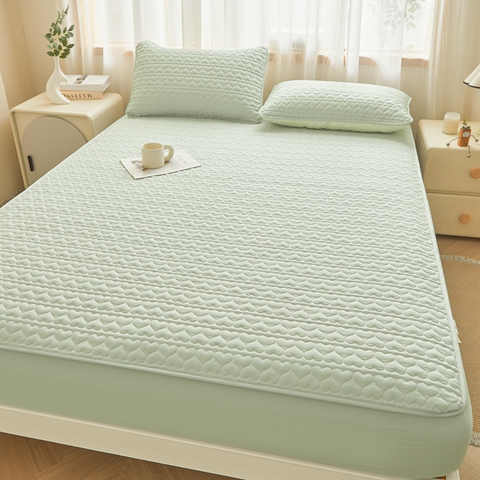 91家纺网 家纺一手货源 找家纺 邵依家纺 2026新款原棉防水床笠系列 爱心嫩绿