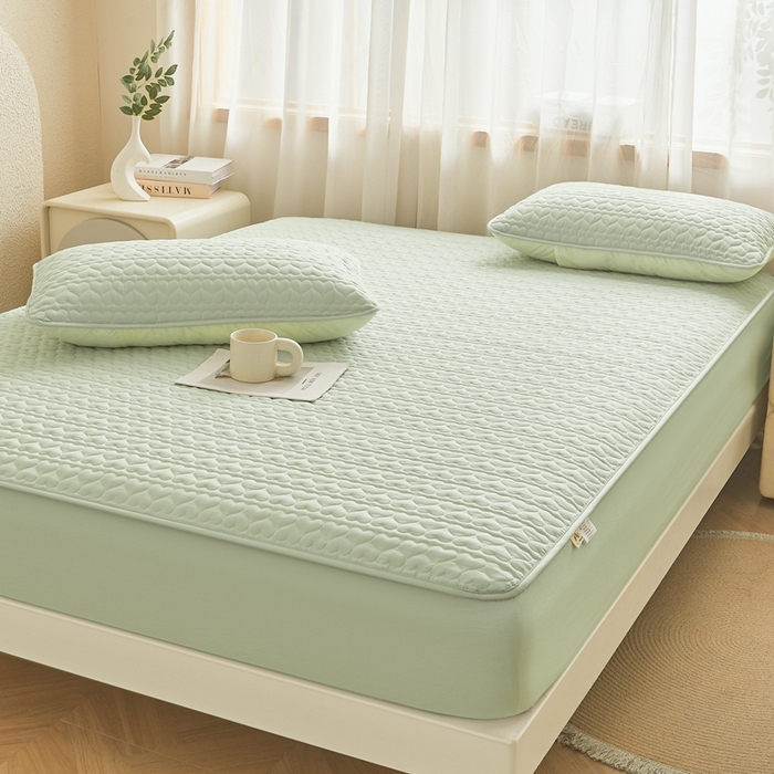 91家纺网 家纺一手货源 找家纺 邵依家纺 2026新款原棉防水床笠系列 爱心嫩绿