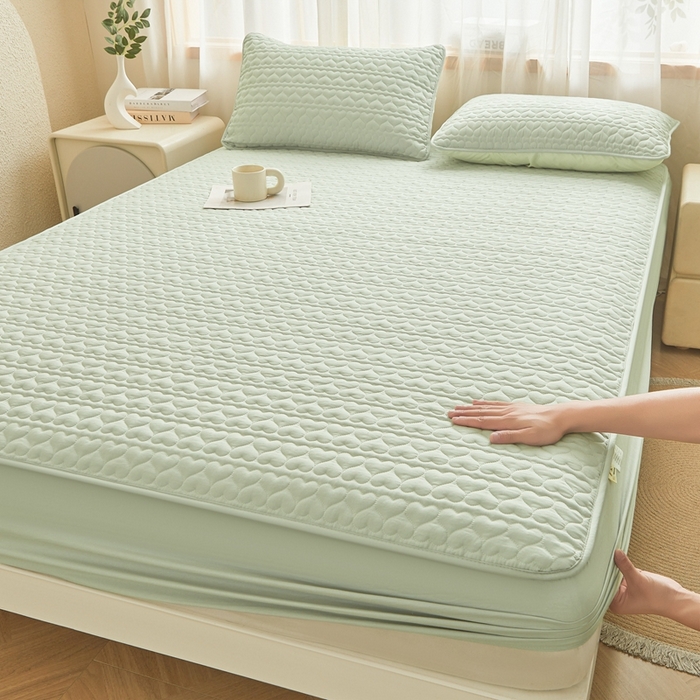 91家纺网 家纺一手货源 找家纺 邵依家纺 2026新款原棉防水床笠系列 爱心嫩绿