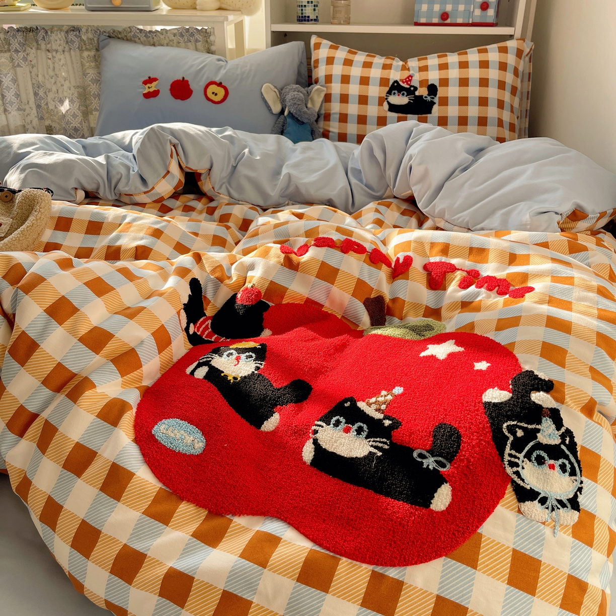 91家纺网 家纺一手货源 找家纺 贝扬思家纺 2026新款超软糯可爱系毛巾绣四件套系列 小猫抢苹果