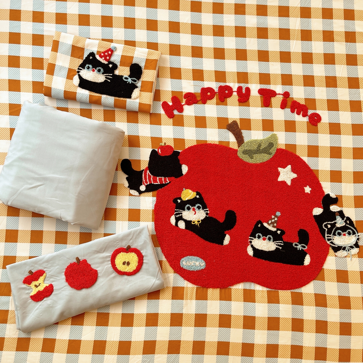 91家纺网 家纺一手货源 找家纺 贝扬思家纺 2026新款超软糯可爱系毛巾绣四件套系列 小猫抢苹果