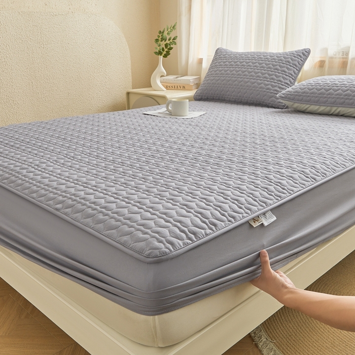 91家纺网 家纺一手货源 找家纺 邵依家纺 2026新款原棉防水床笠系列 爱心浅灰