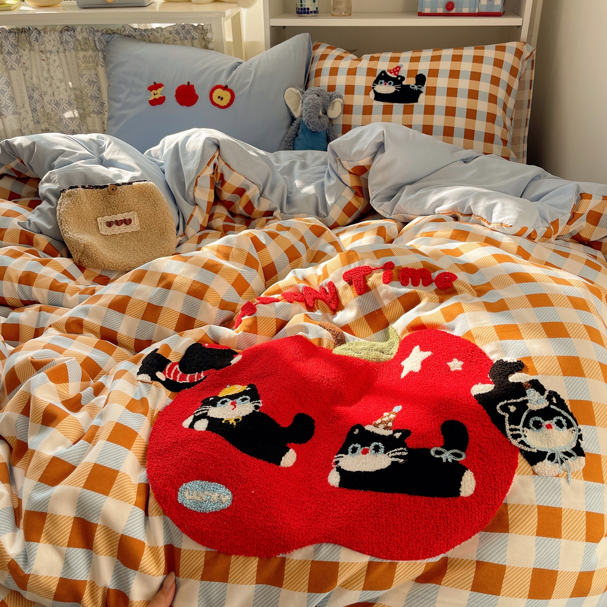 91家纺网 家纺一手货源 找家纺 贝扬思家纺 2026新款超软糯可爱系毛巾绣四件套系列 小猫抢苹果