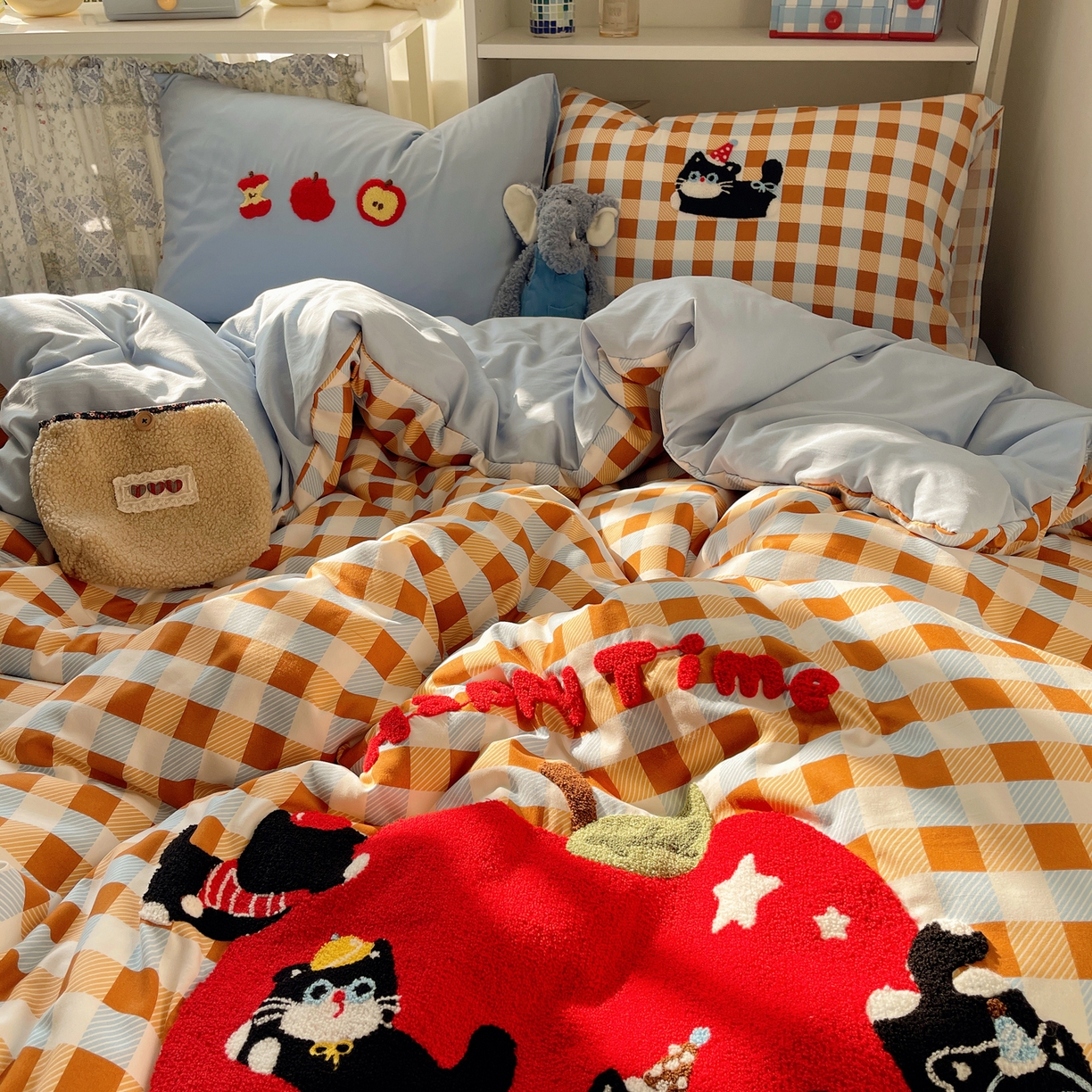 91家纺网 家纺一手货源 找家纺 贝扬思家纺 2026新款超软糯可爱系毛巾绣四件套系列 小猫抢苹果