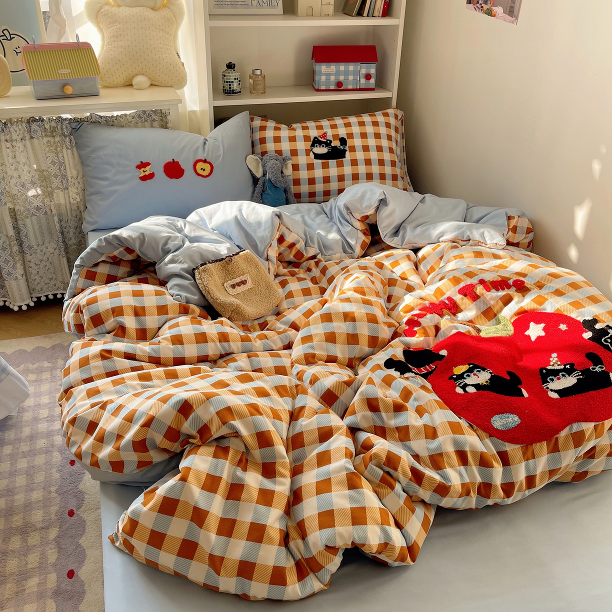 91家纺网 家纺一手货源 找家纺 贝扬思家纺 2026新款超软糯可爱系毛巾绣四件套系列 小猫抢苹果