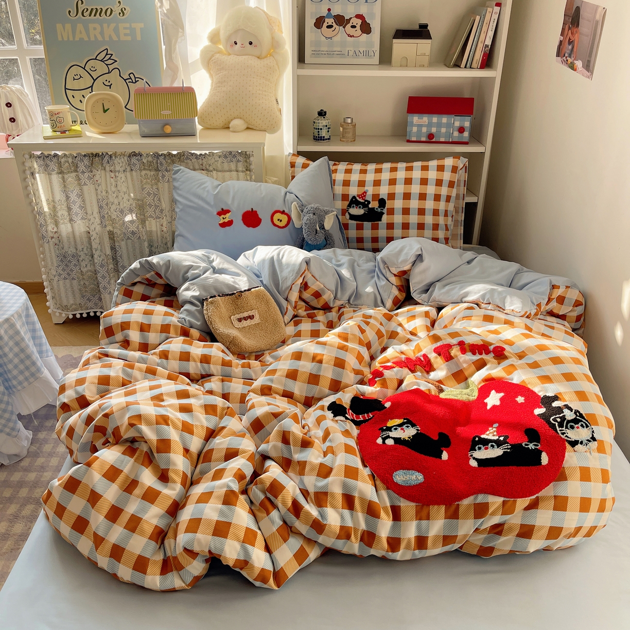 91家纺网 家纺一手货源 找家纺 贝扬思家纺 2026新款超软糯可爱系毛巾绣四件套系列 小猫抢苹果