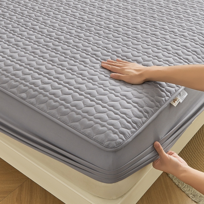 91家纺网 家纺一手货源 找家纺 邵依家纺 2026新款原棉防水床笠系列 爱心浅灰