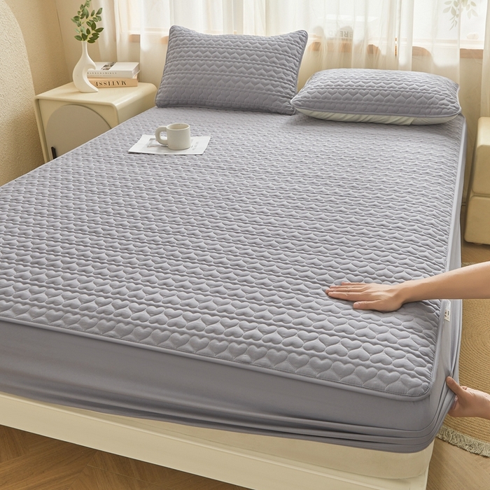 91家纺网 家纺一手货源 找家纺 邵依家纺 2026新款原棉防水床笠系列 爱心浅灰