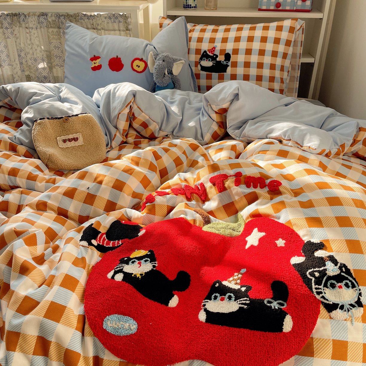 91家纺网 家纺一手货源 找家纺 贝扬思家纺 2026新款超软糯可爱系毛巾绣四件套系列 小猫抢苹果