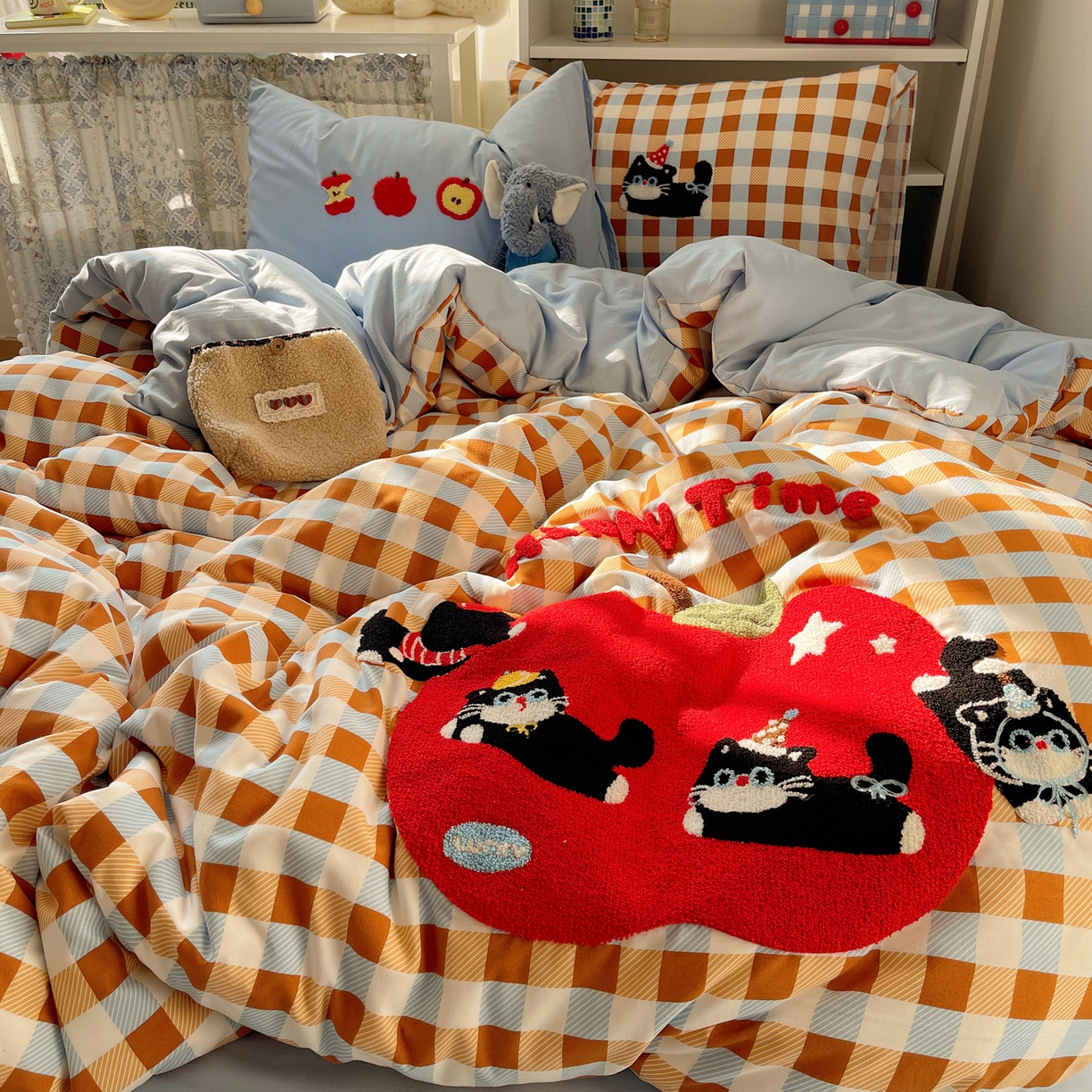 91家纺网 家纺一手货源 找家纺 贝扬思家纺 2026新款超软糯可爱系毛巾绣四件套系列 小猫抢苹果