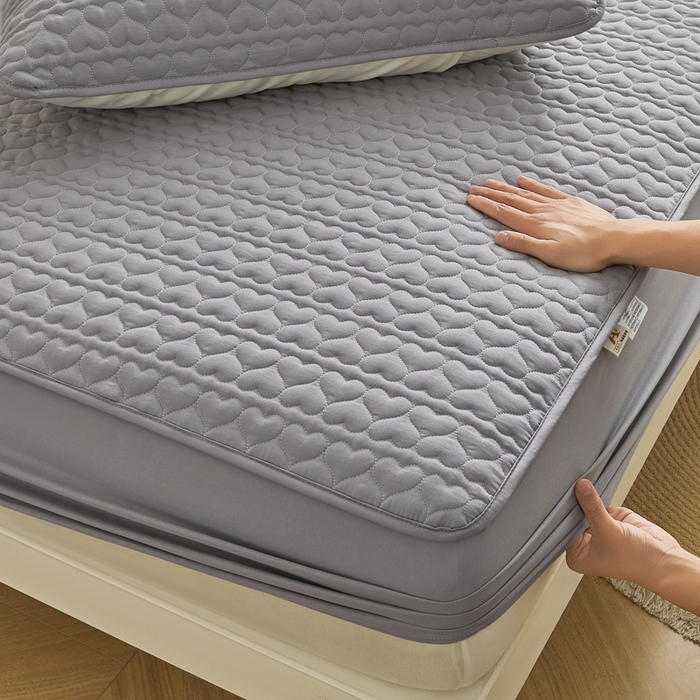 91家纺网 家纺一手货源 找家纺 邵依家纺 2026新款原棉防水床笠系列 爱心浅灰