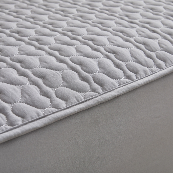 91家纺网 家纺一手货源 找家纺 邵依家纺 2026新款原棉防水床笠系列 爱心浅灰