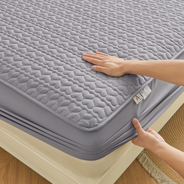 91家纺网 家纺一手货源 找家纺 邵依家纺 2026新款原棉防水床笠系列 爱心深灰