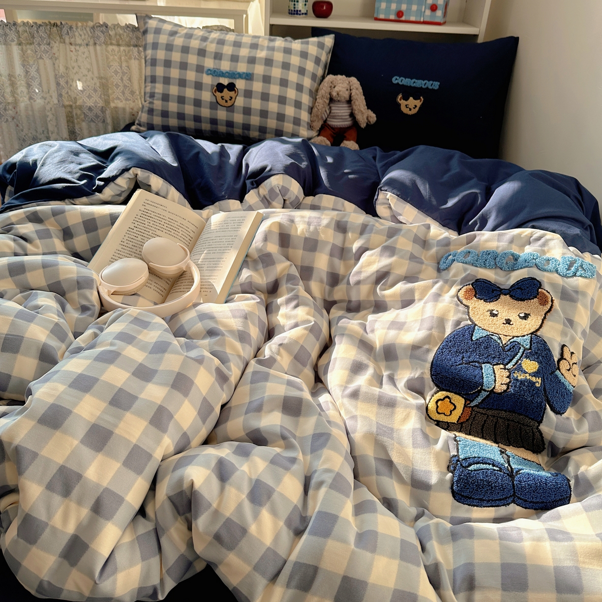 91家纺网 家纺一手货源 找家纺 贝扬思家纺 2026新款超软糯可爱系毛巾绣四件套系列 学院小熊