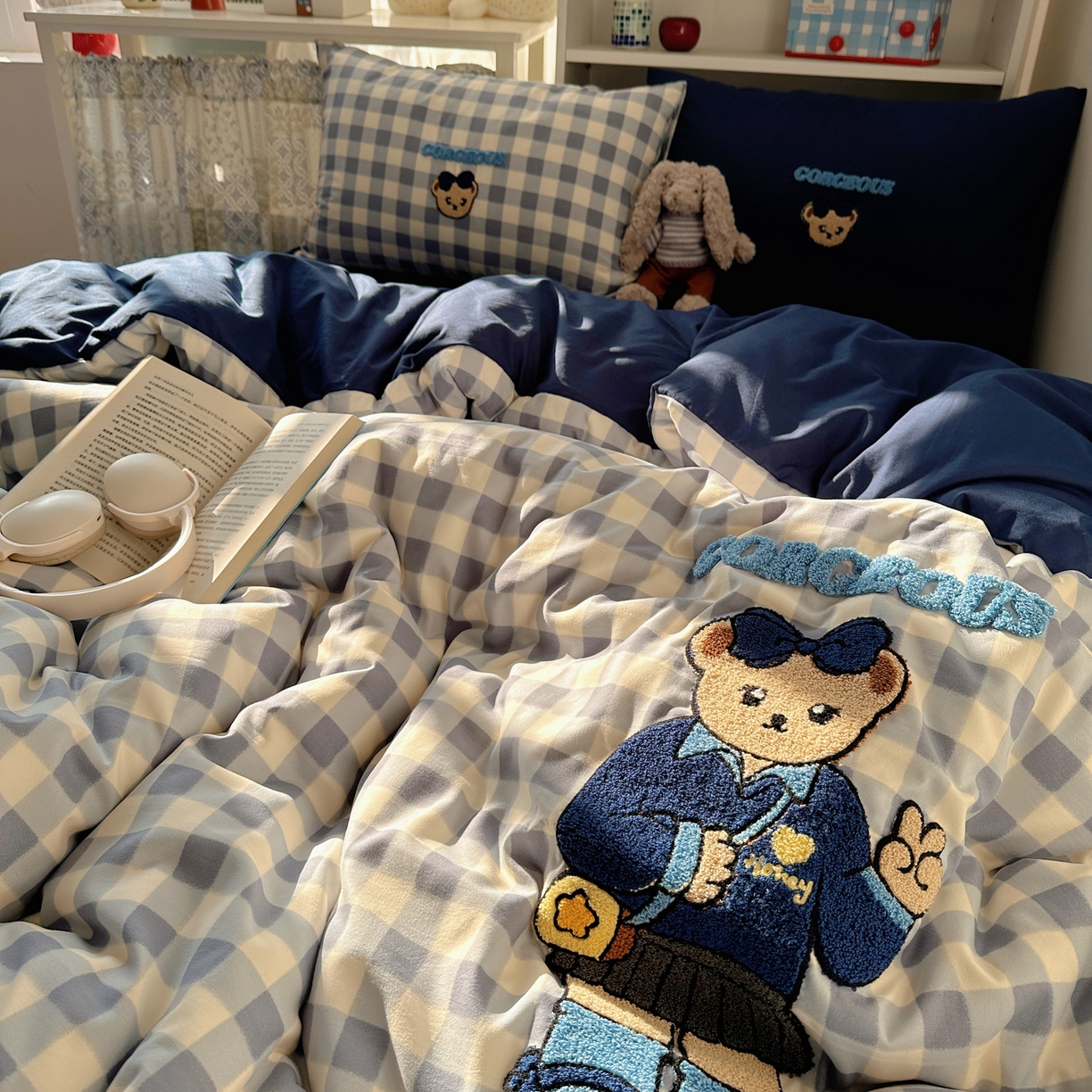 91家纺网 家纺一手货源 找家纺 贝扬思家纺 2026新款超软糯可爱系毛巾绣四件套系列 学院小熊