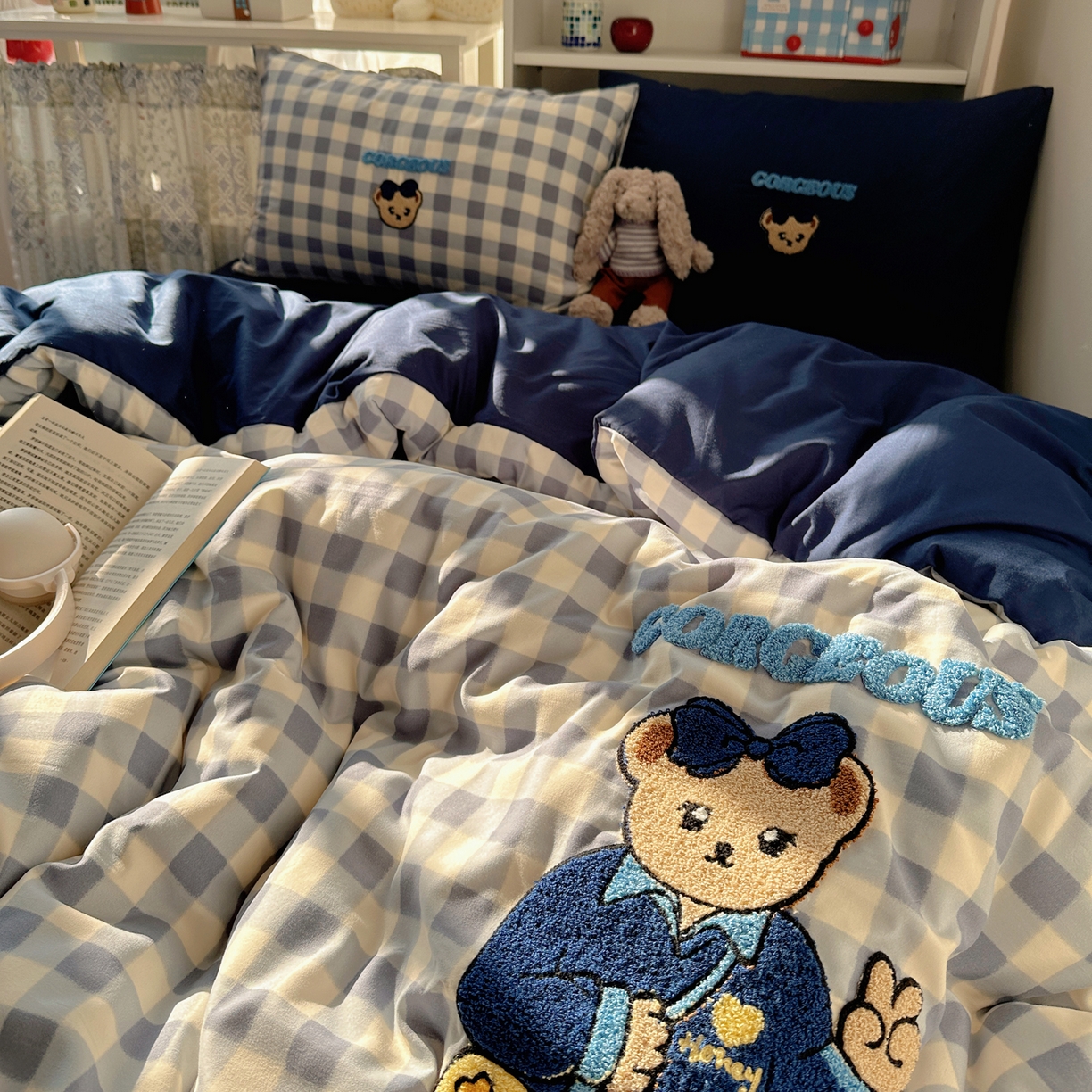 91家纺网 家纺一手货源 找家纺 贝扬思家纺 2026新款超软糯可爱系毛巾绣四件套系列 学院小熊