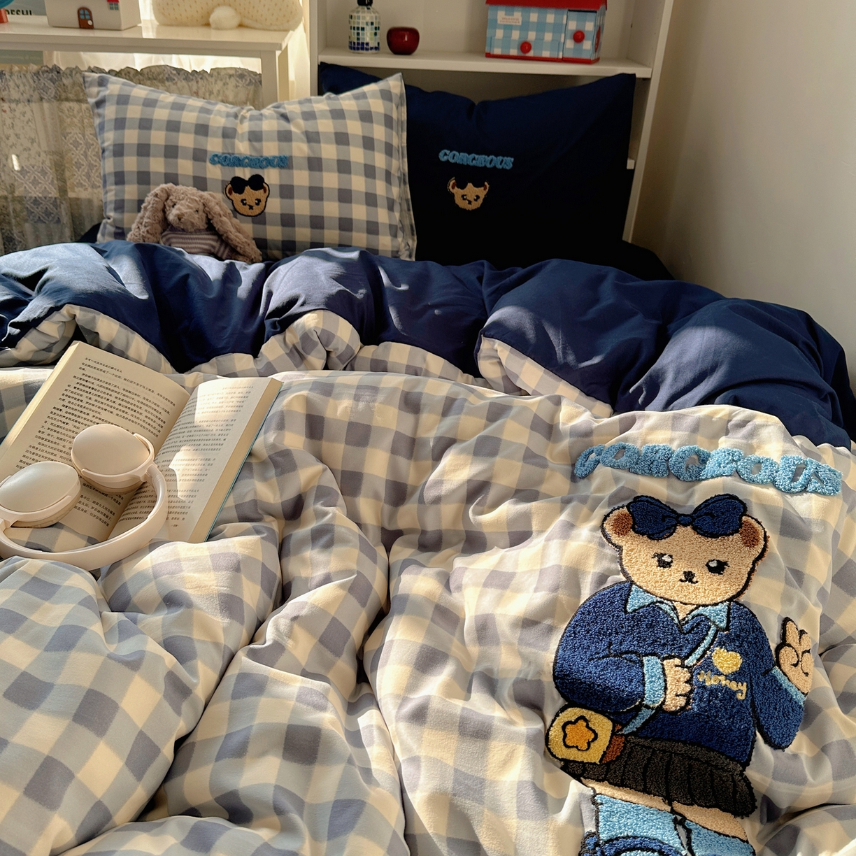 91家纺网 家纺一手货源 找家纺 贝扬思家纺 2026新款超软糯可爱系毛巾绣四件套系列 学院小熊