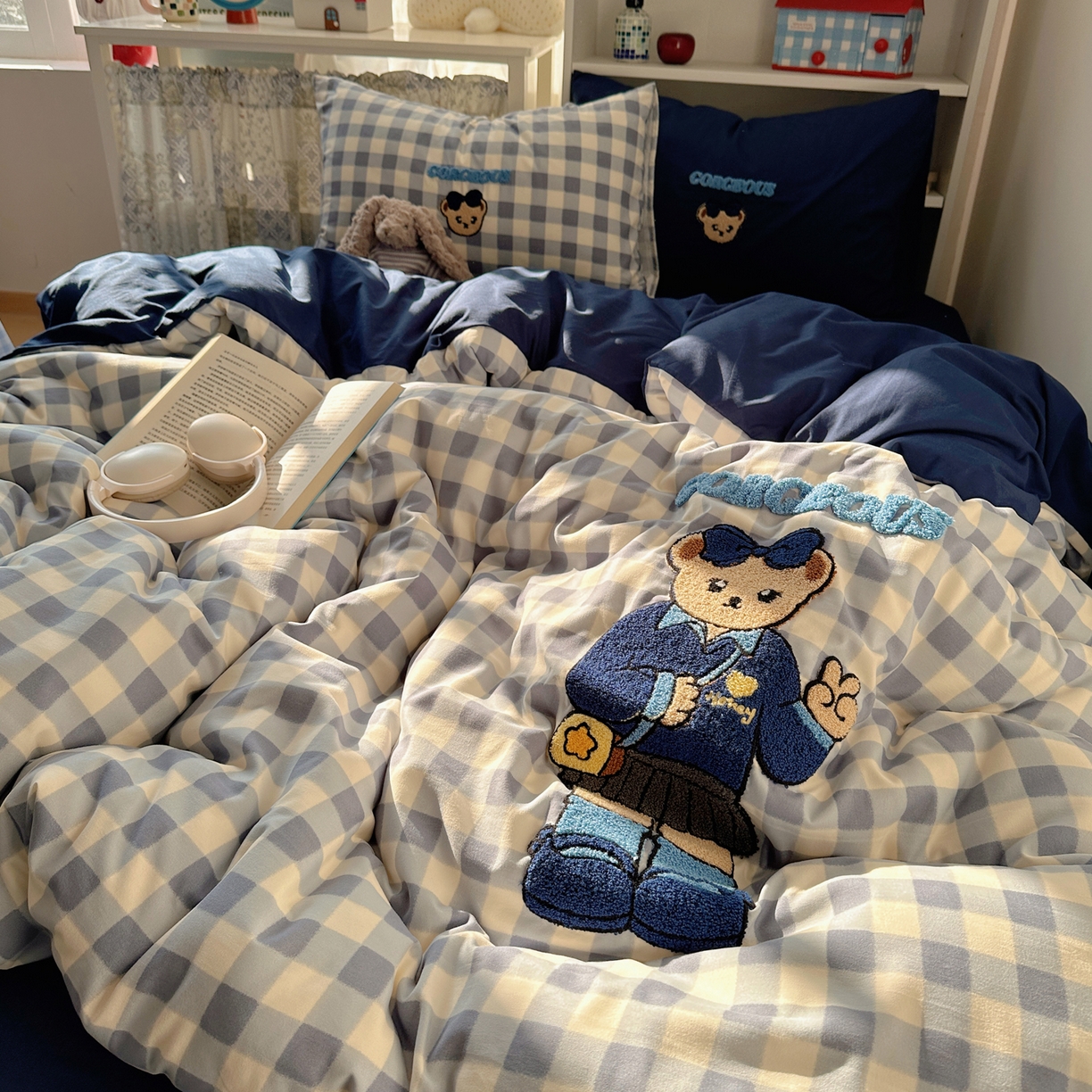 91家纺网 家纺一手货源 找家纺 贝扬思家纺 2026新款超软糯可爱系毛巾绣四件套系列 学院小熊