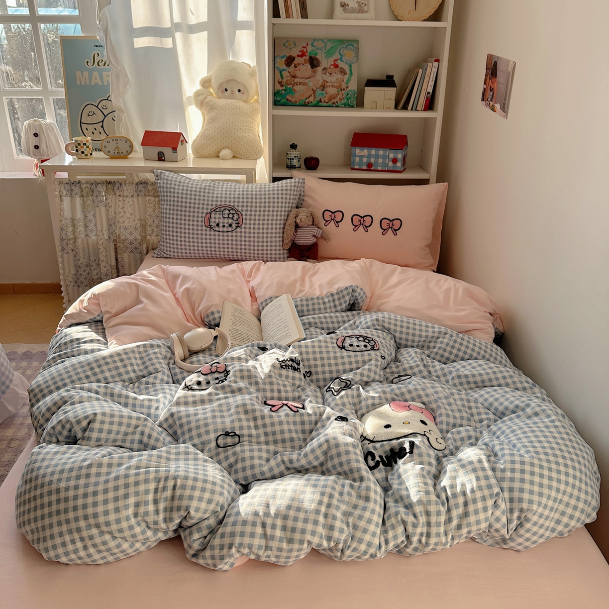 91家纺网 家纺一手货源 找家纺 贝扬思家纺 2026新款超软糯可爱系毛巾绣四件套系列 音乐格猫咪