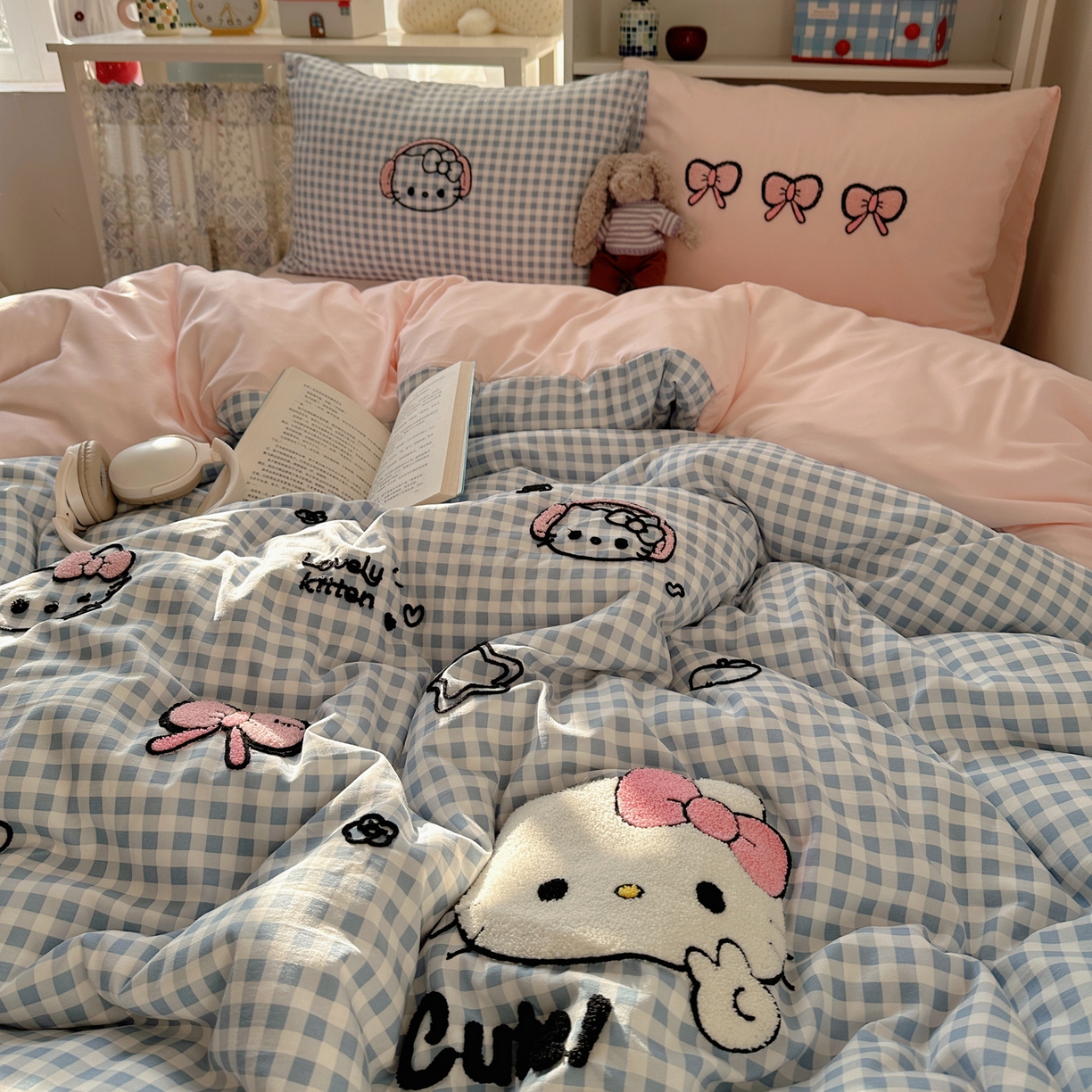 91家纺网 家纺一手货源 找家纺 贝扬思家纺 2026新款超软糯可爱系毛巾绣四件套系列 音乐格猫咪