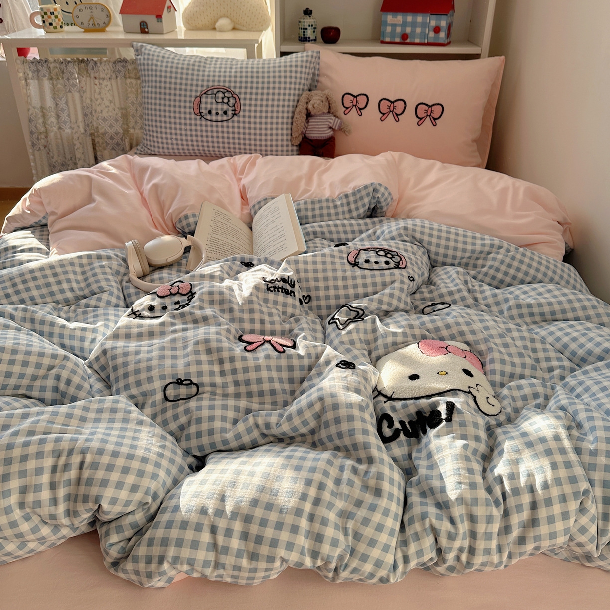 91家纺网 家纺一手货源 找家纺 贝扬思家纺 2026新款超软糯可爱系毛巾绣四件套系列 音乐格猫咪