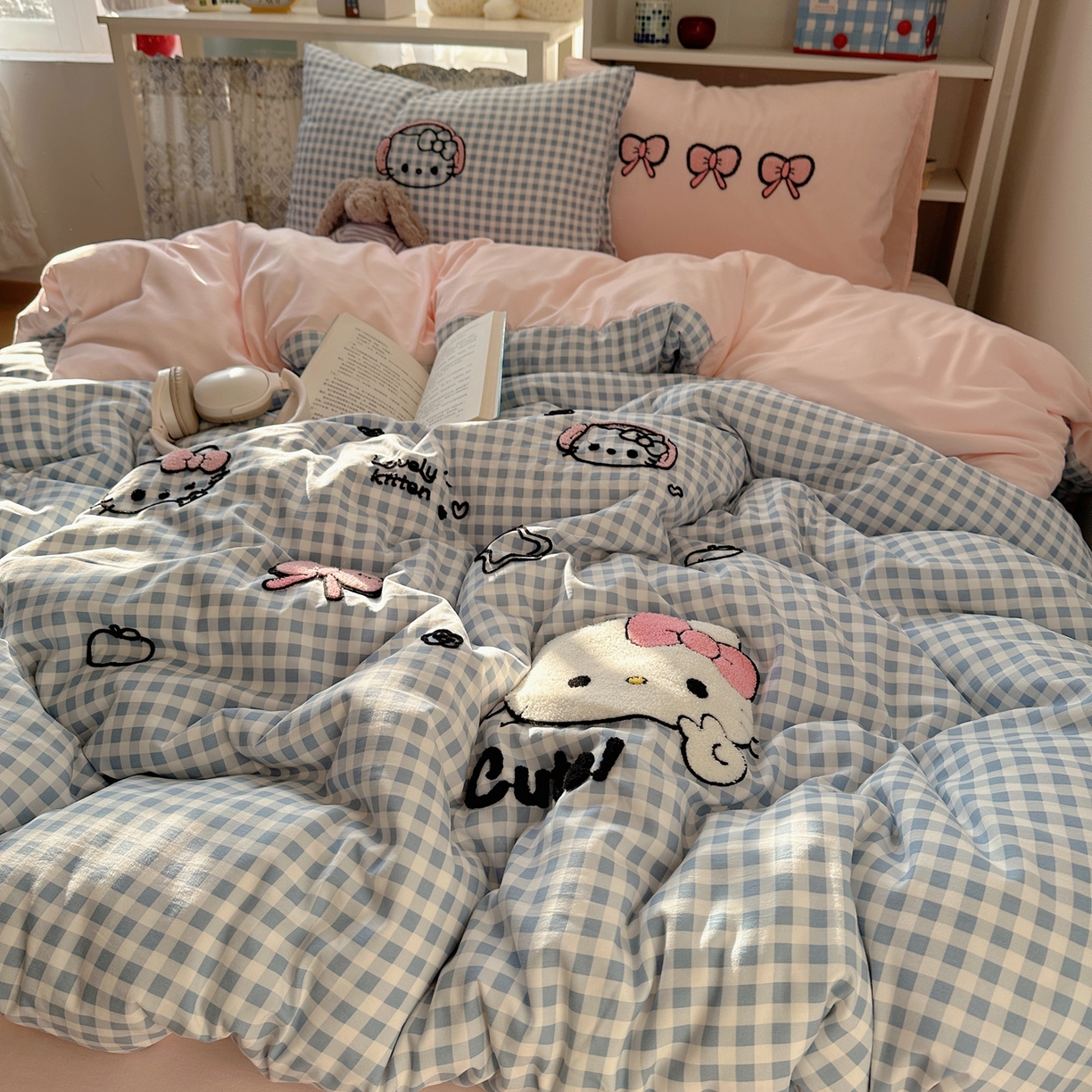 91家纺网 家纺一手货源 找家纺 贝扬思家纺 2026新款超软糯可爱系毛巾绣四件套系列 音乐格猫咪