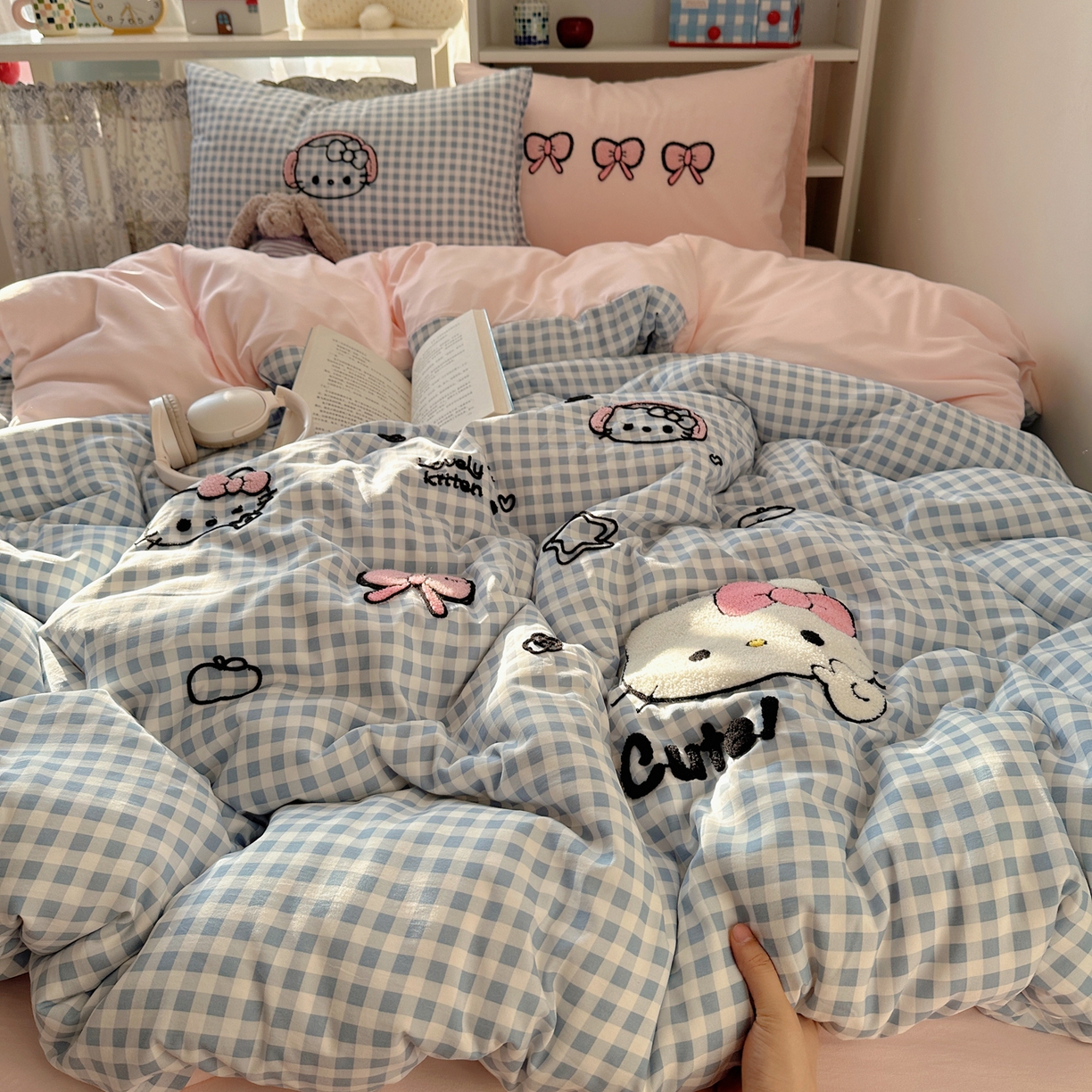 91家纺网 家纺一手货源 找家纺 贝扬思家纺 2026新款超软糯可爱系毛巾绣四件套系列 音乐格猫咪