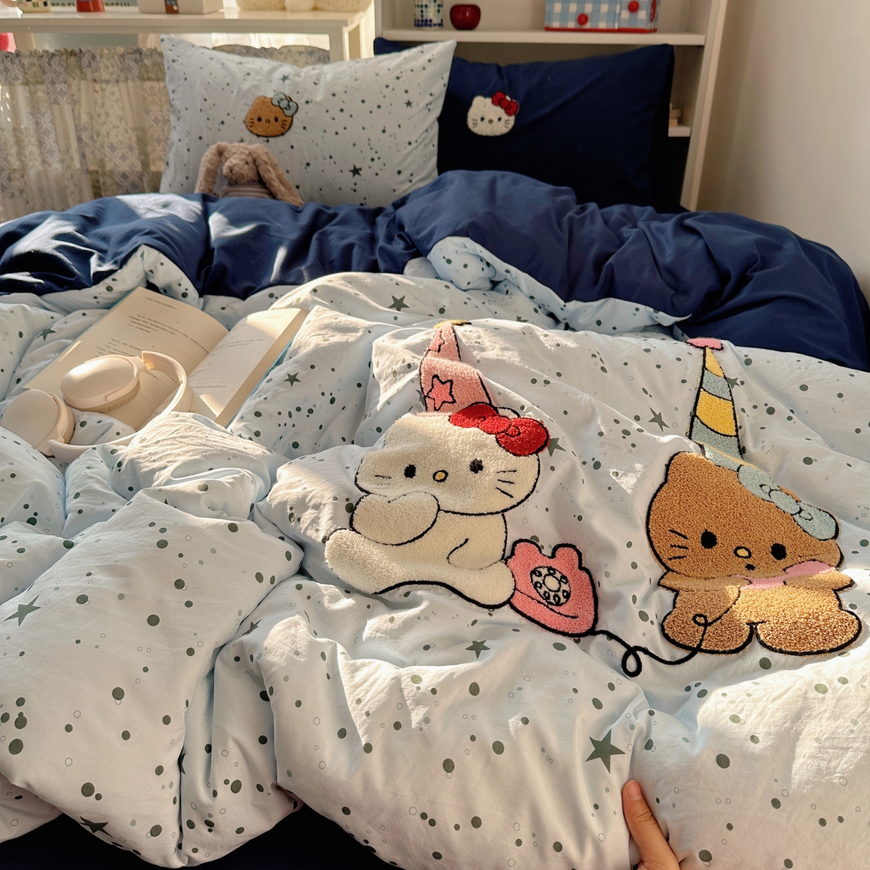 91家纺网 家纺一手货源 找家纺 贝扬思家纺 2026新款超软糯可爱系毛巾绣四件套系列 约会猫咪