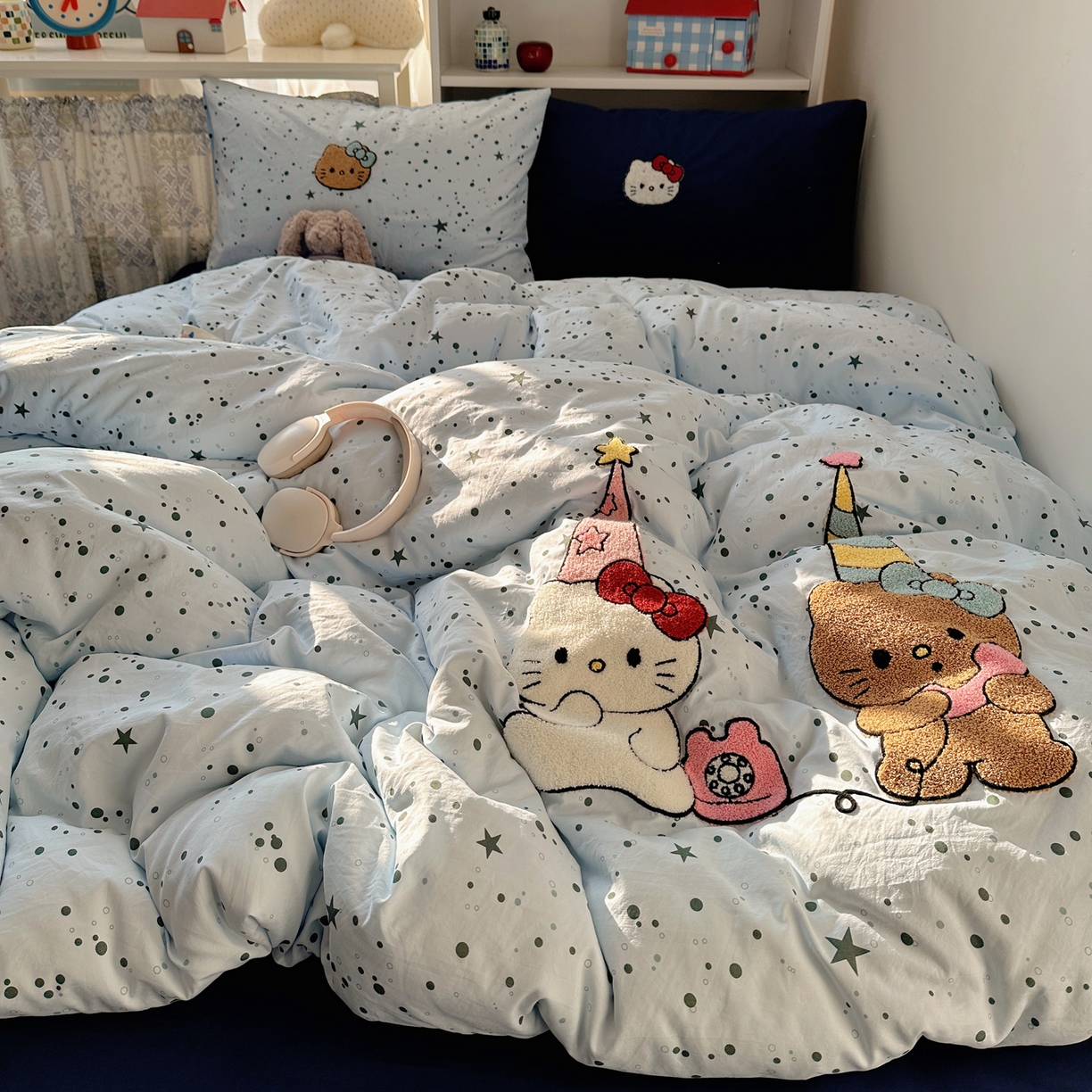 91家纺网 家纺一手货源 找家纺 贝扬思家纺 2026新款超软糯可爱系毛巾绣四件套系列 约会猫咪