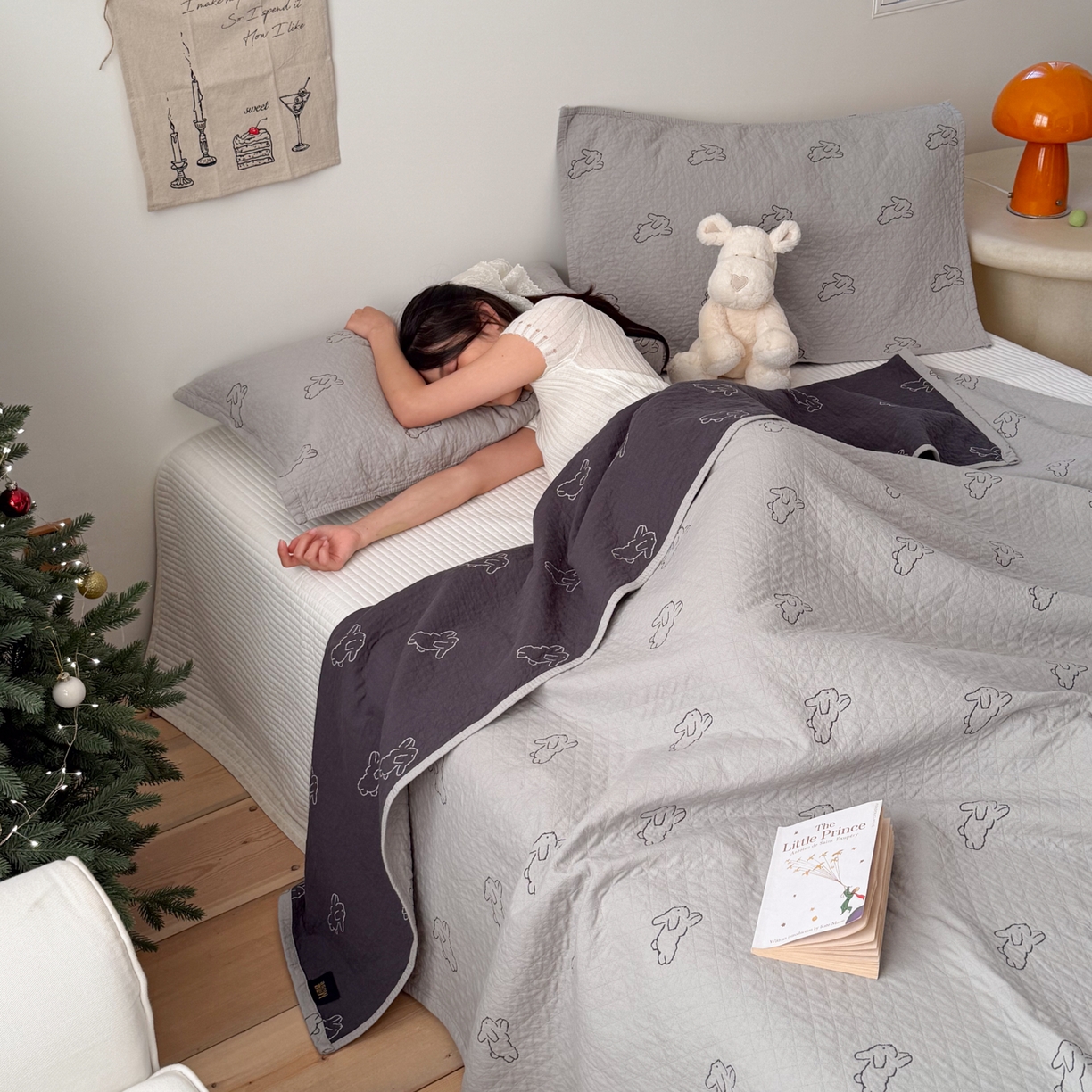 91家纺网 家纺一手货源 找家纺 沐瑟家纺 2026新款纯棉四层纱布枕巾-叮叮狗和浅跳兔 浅跳兔-灰色