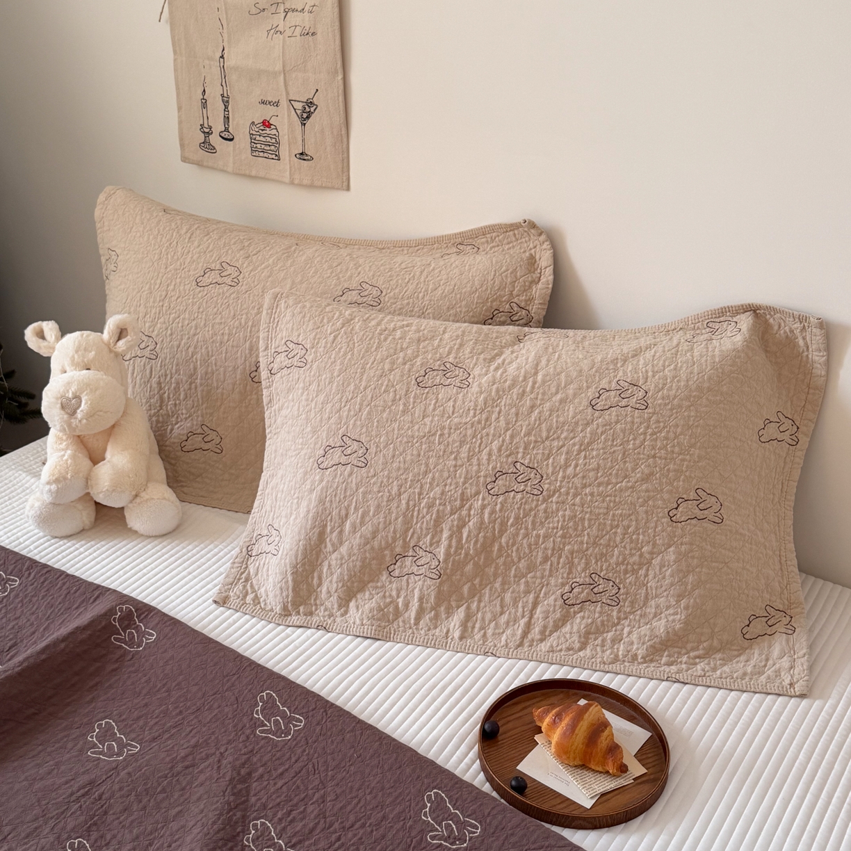 91家纺网 家纺一手货源 找家纺 沐瑟家纺 2026新款纯棉四层纱布枕巾-叮叮狗和浅跳兔 浅跳兔-咖色