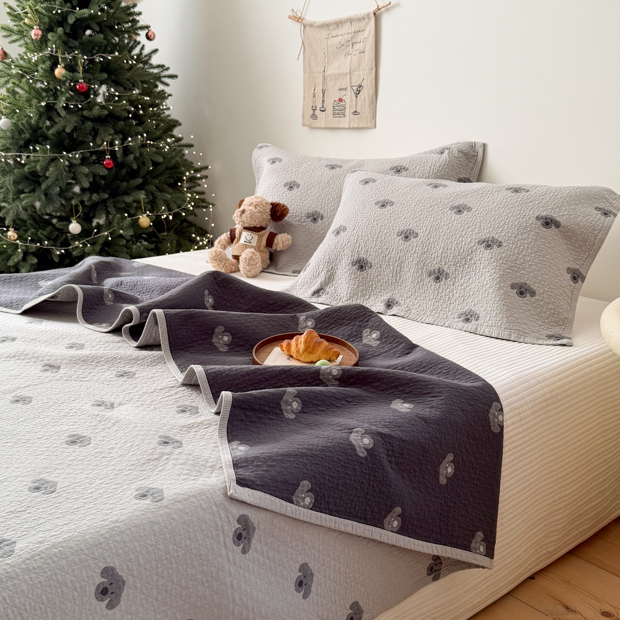 91家纺网 家纺一手货源 找家纺 沐瑟家纺 2026新款纯棉四层纱布枕巾-叮叮狗和浅跳兔 叮叮狗-灰色