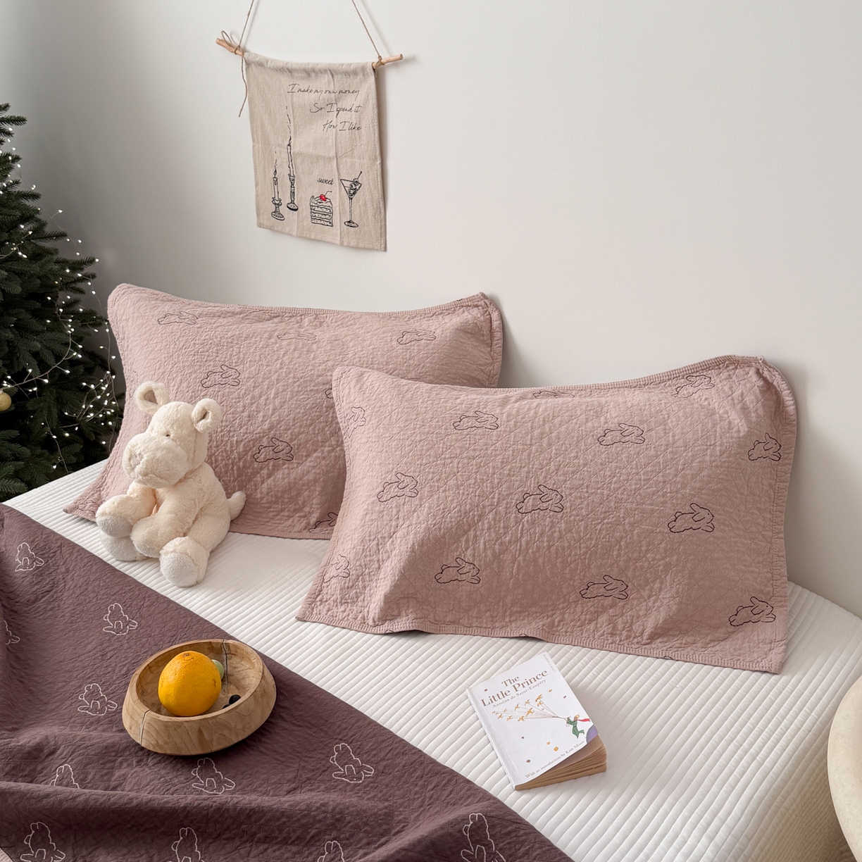 91家纺网 家纺一手货源 找家纺 沐瑟家纺 2026新款纯棉四层纱布枕巾-叮叮狗和浅跳兔 浅跳兔-粉色