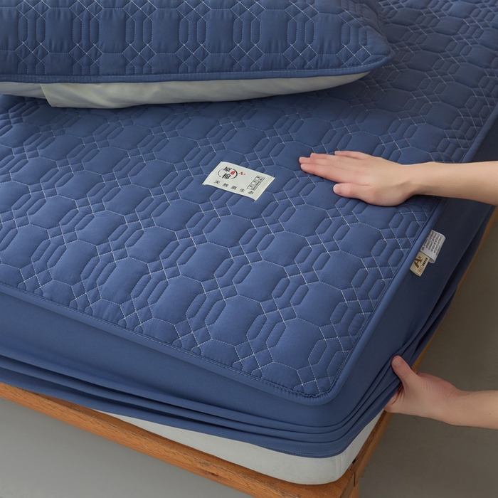 91家纺网 家纺一手货源 找家纺 邵依家纺 2026新款原棉防水床笠系列 菱格黛蓝