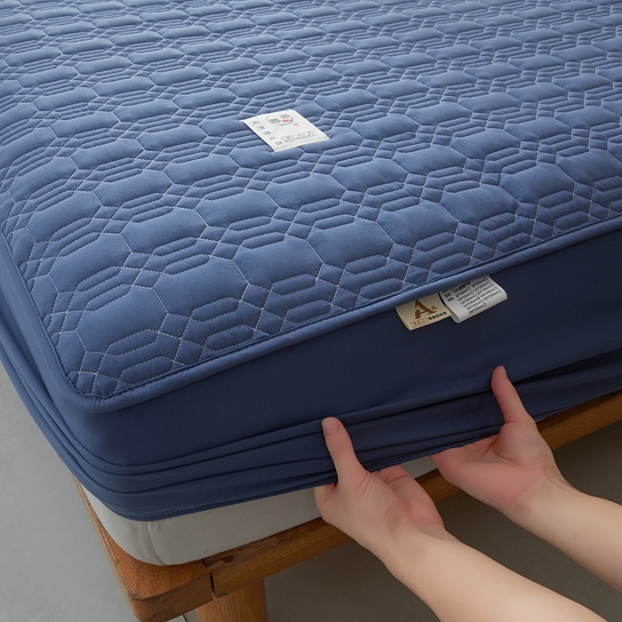 91家纺网 家纺一手货源 找家纺 邵依家纺 2026新款原棉防水床笠系列 菱格黛蓝