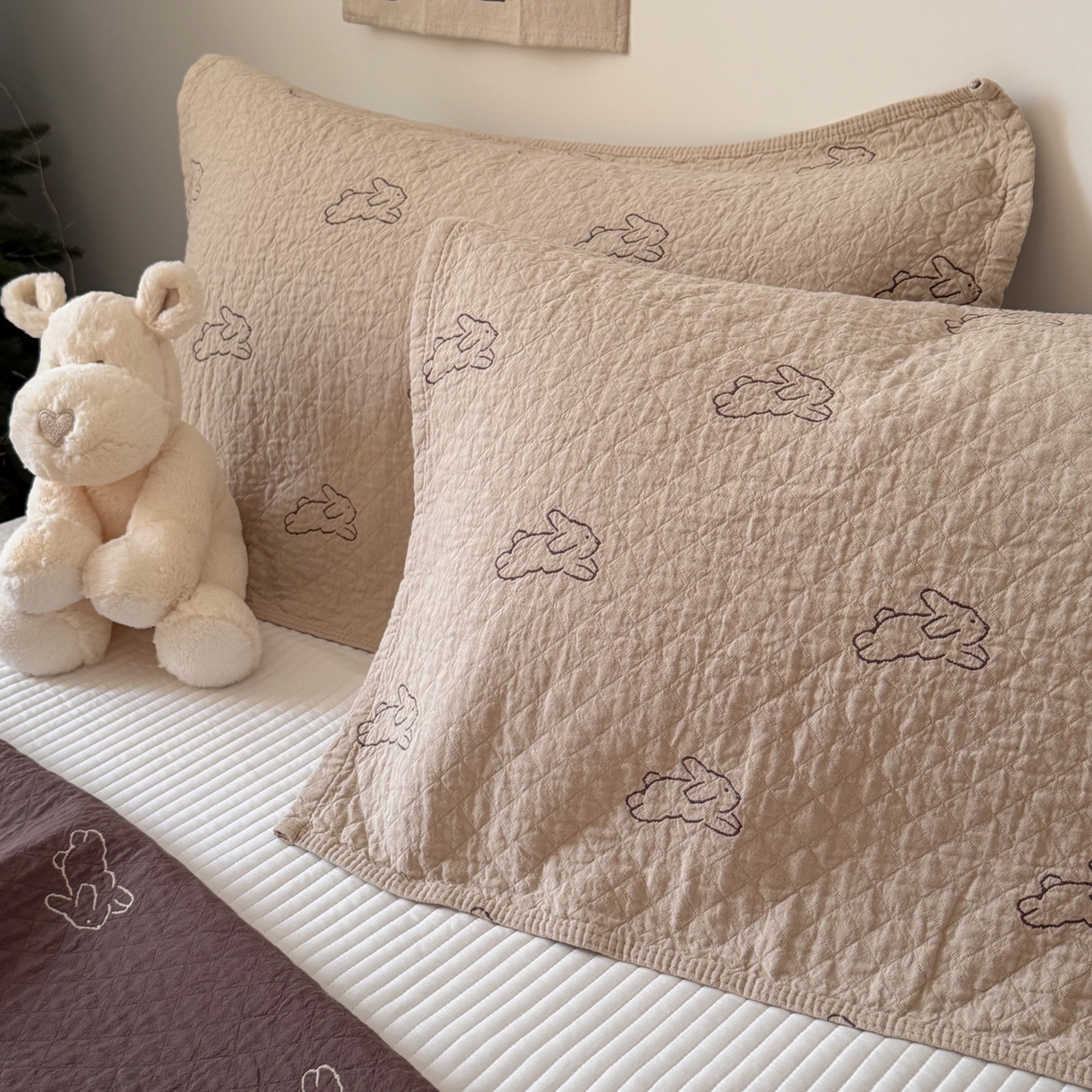 91家纺网 家纺一手货源 找家纺 沐瑟家纺 2026新款纯棉四层纱布枕巾-叮叮狗和浅跳兔 浅跳兔-咖色