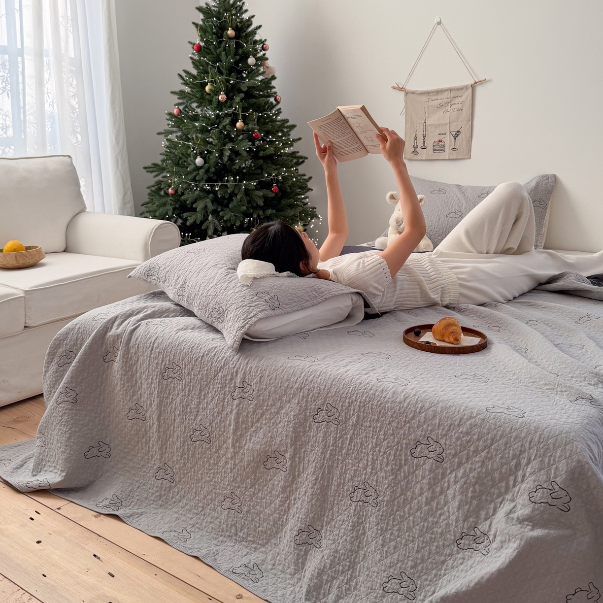 91家纺网 家纺一手货源 找家纺 沐瑟家纺 2026新款纯棉四层纱布枕巾-叮叮狗和浅跳兔 浅跳兔-灰色