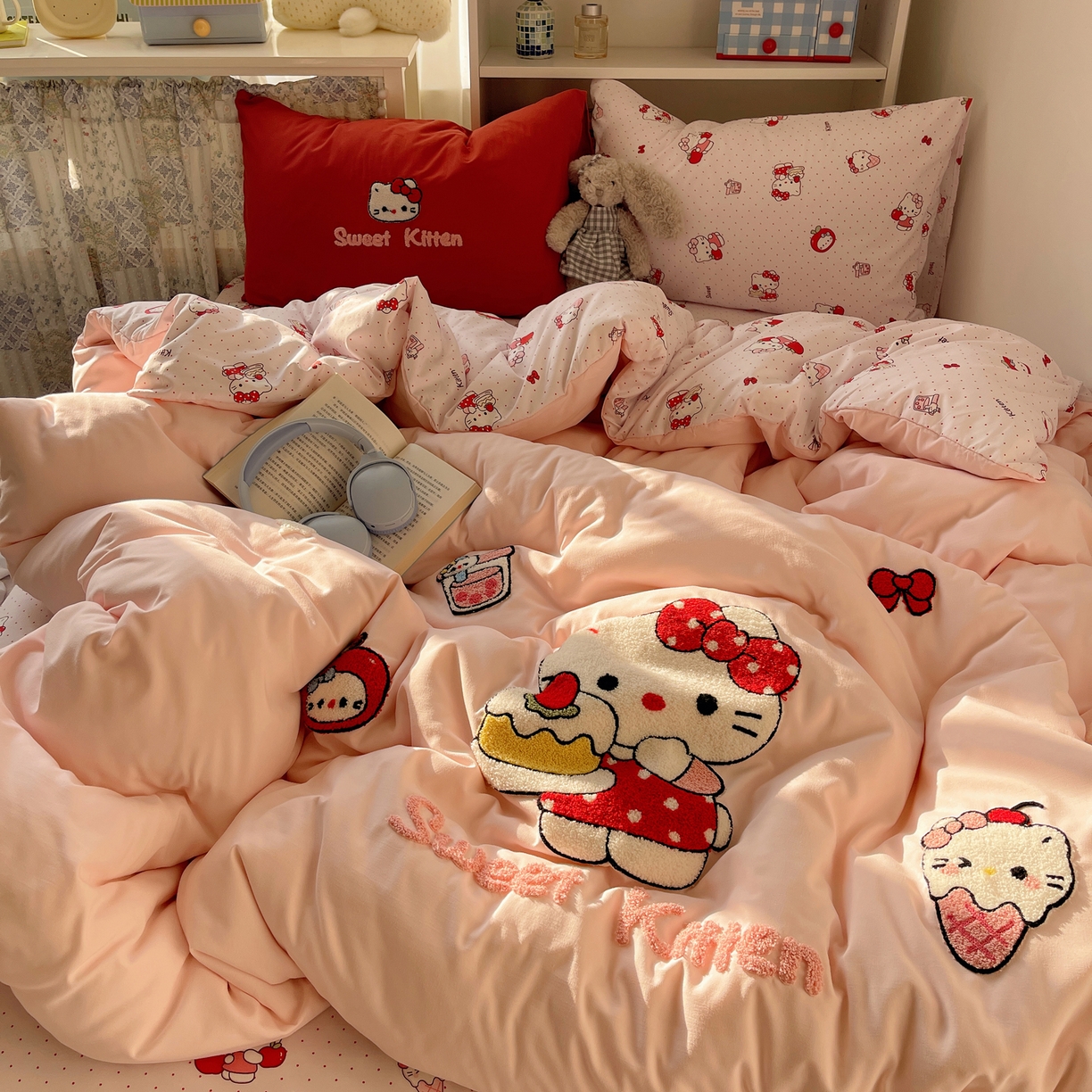 91家纺网 家纺一手货源 找家纺 贝扬思家纺 2026新款超软糯可爱系毛巾绣四件套系列 做甜品的猫