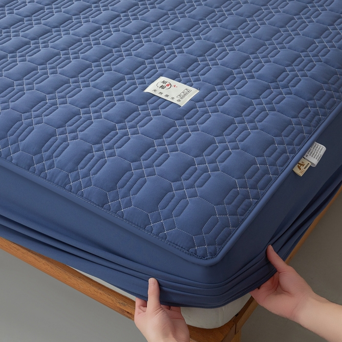 91家纺网 家纺一手货源 找家纺 邵依家纺 2026新款原棉防水床笠系列 菱格黛蓝